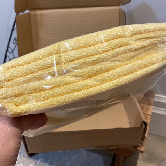 Amazon Basics Ultra Thick Microfibre Cleaning Cloths - Picture 2 of 7